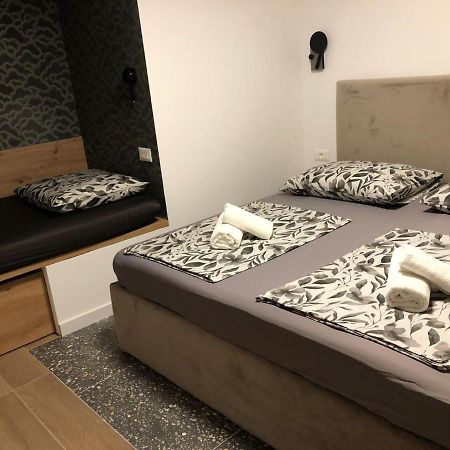 Omis - Private Ensuite Room With Balcony - Hotel Style Exteriör bild