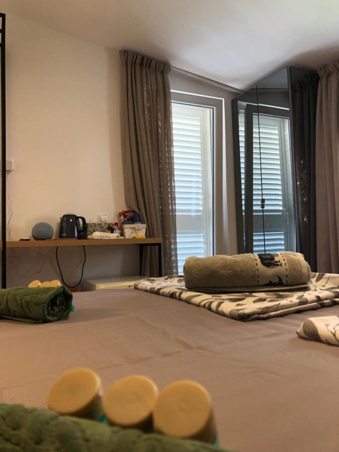 Omis - Private Ensuite Room With Balcony - Hotel Style Exteriör bild